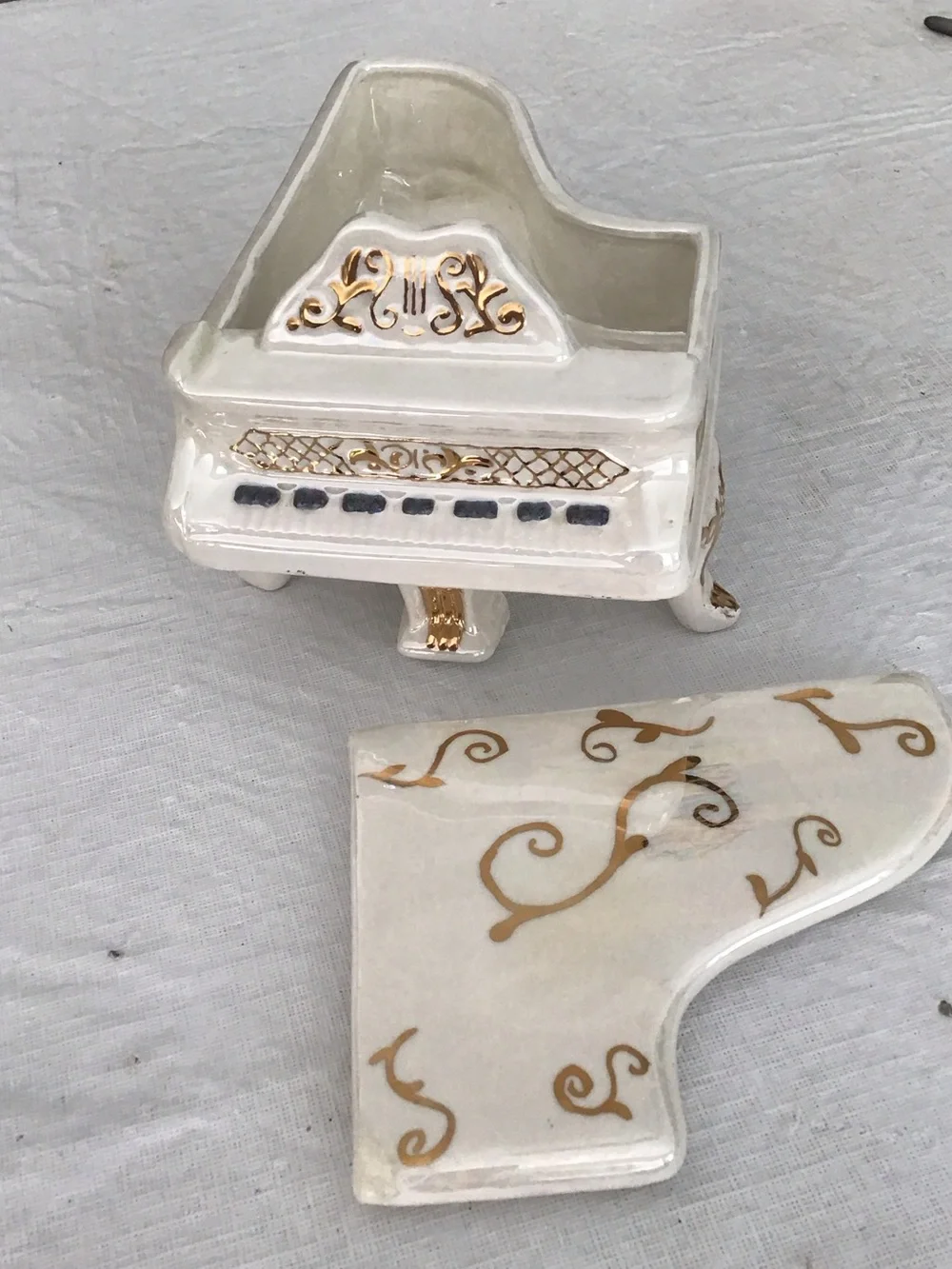Ceramic White & Gold Grand Piano Jewelry Box.  #252